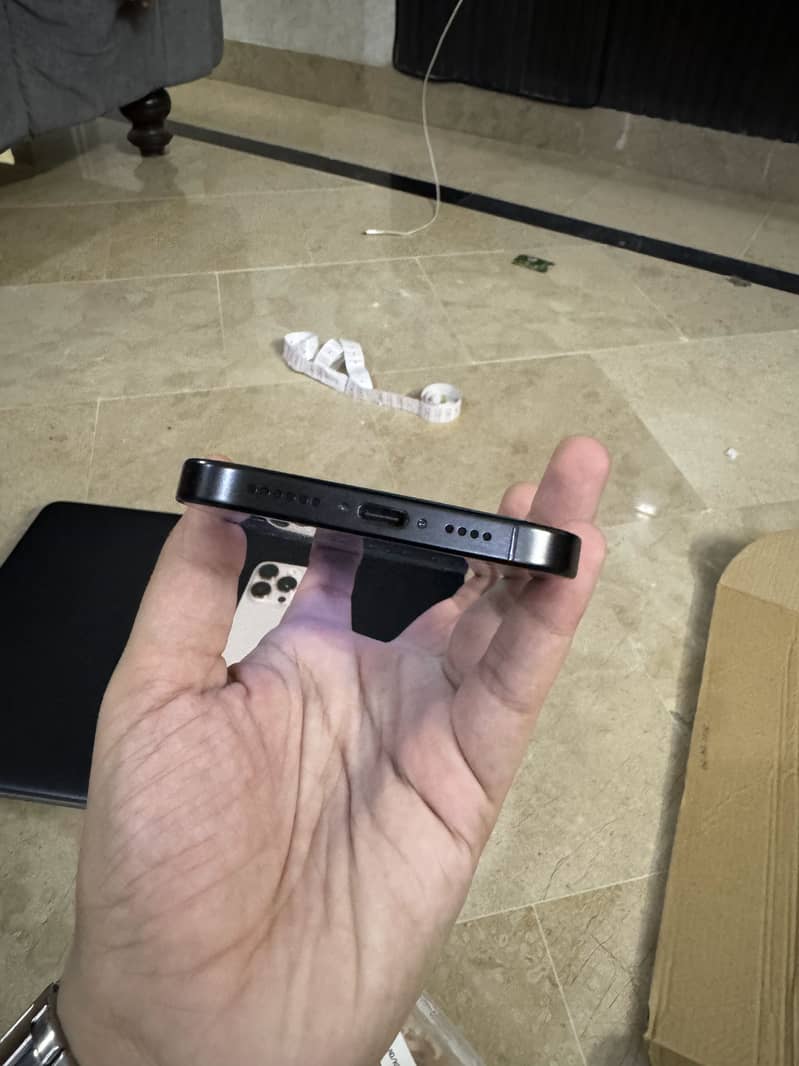 Apple iPhone 16 Pro Max 4