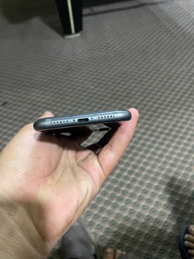 Apple iPhone 11 4