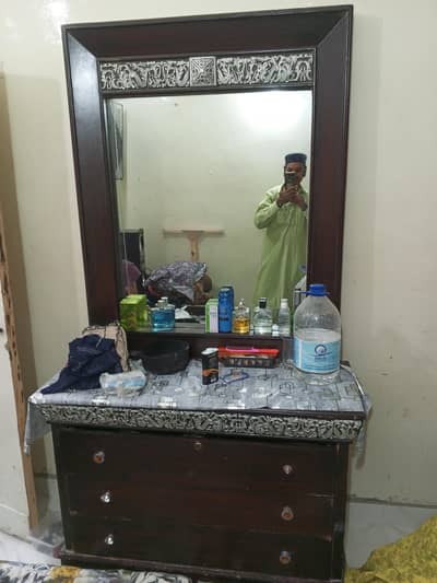 dressing table mint condition for urgent sale