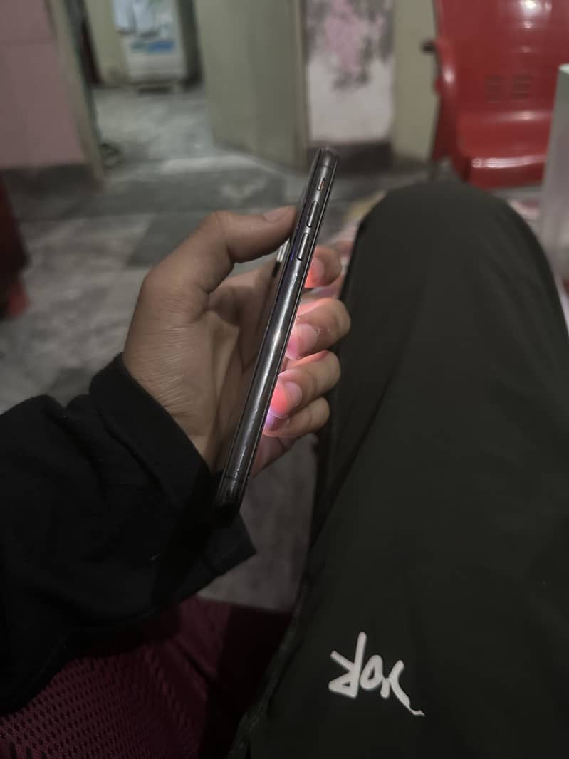 iPhone XS (sim working) 5