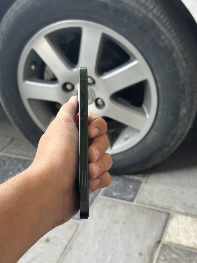 Apple iPhone 13 5