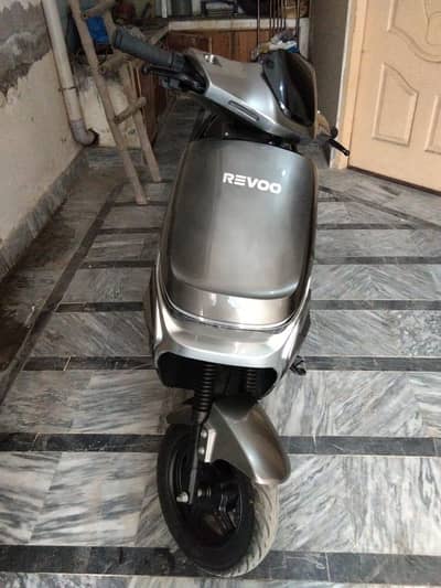 Revoo Scooty 2026
