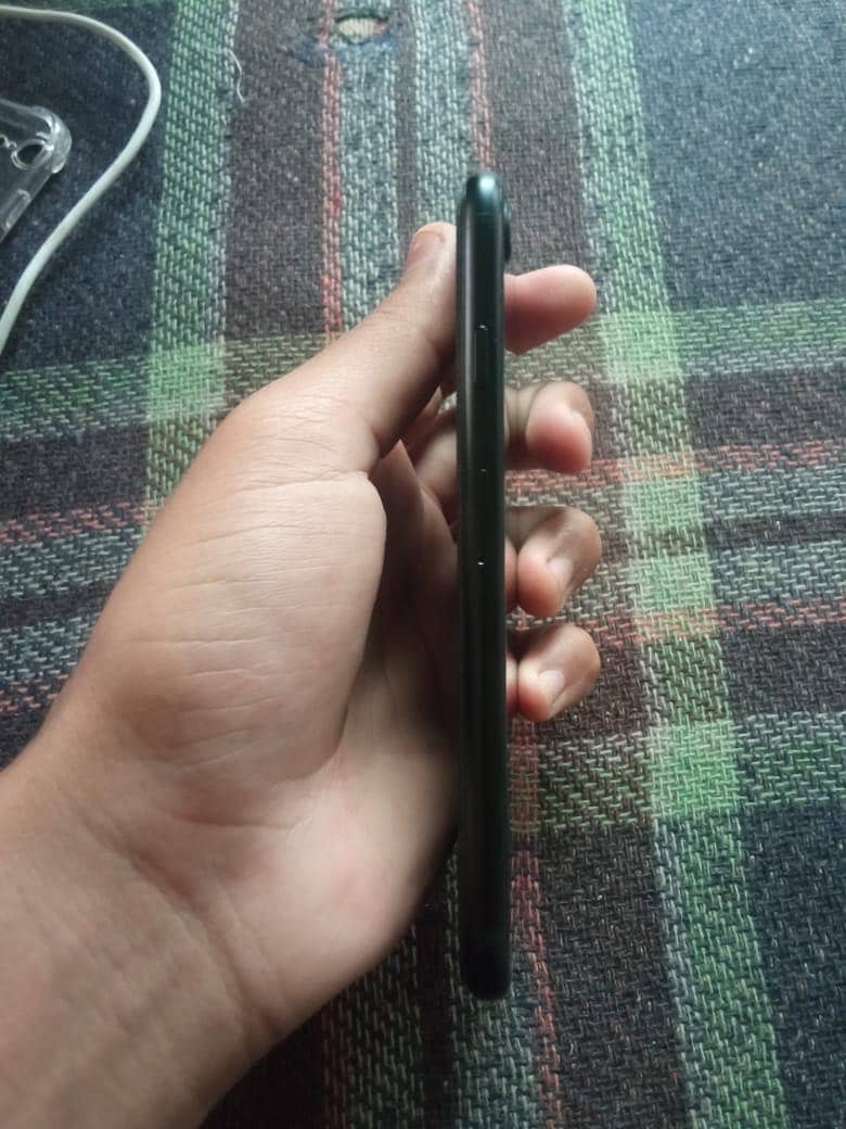 Apple iPhone SE 3rd generation 1