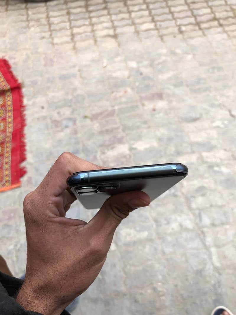Apple iPhone 11 Pro Max 4