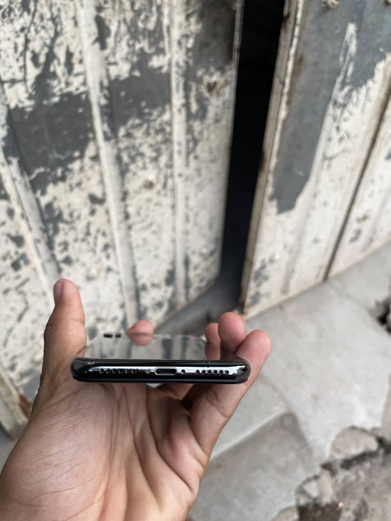 Apple iPhone X 4