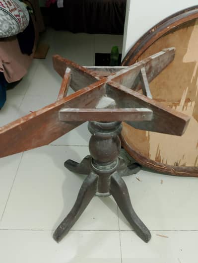 urgent sell wooden dining table single pice . . 4 chairs wala