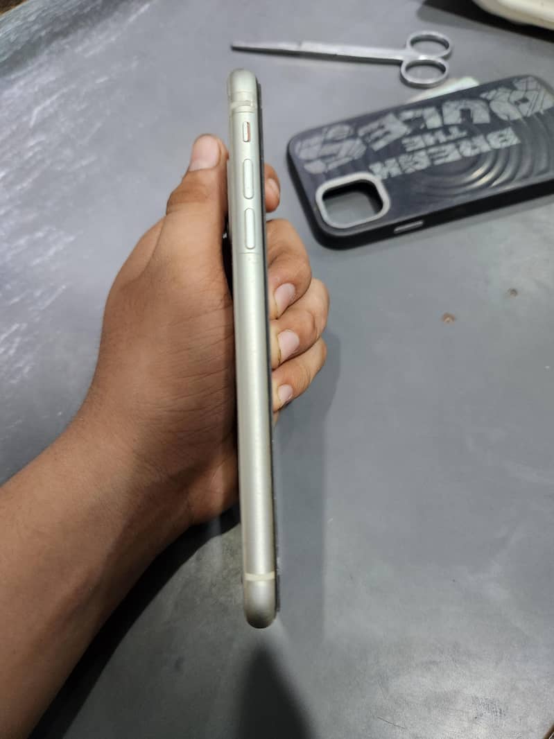 Apple iPhone 11 3