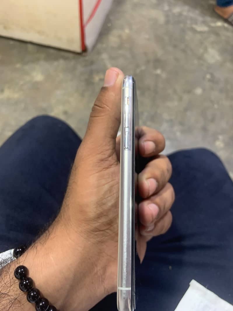 Apple iPhone 11 Pro 4