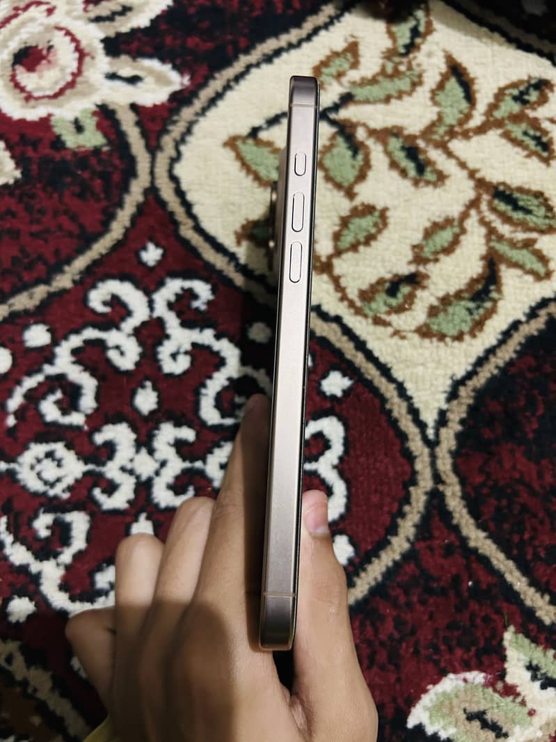 iPhone 16 Pro Max 4