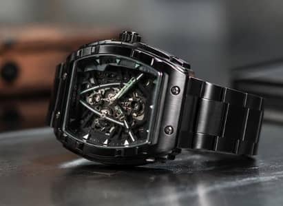 man's tubular watch