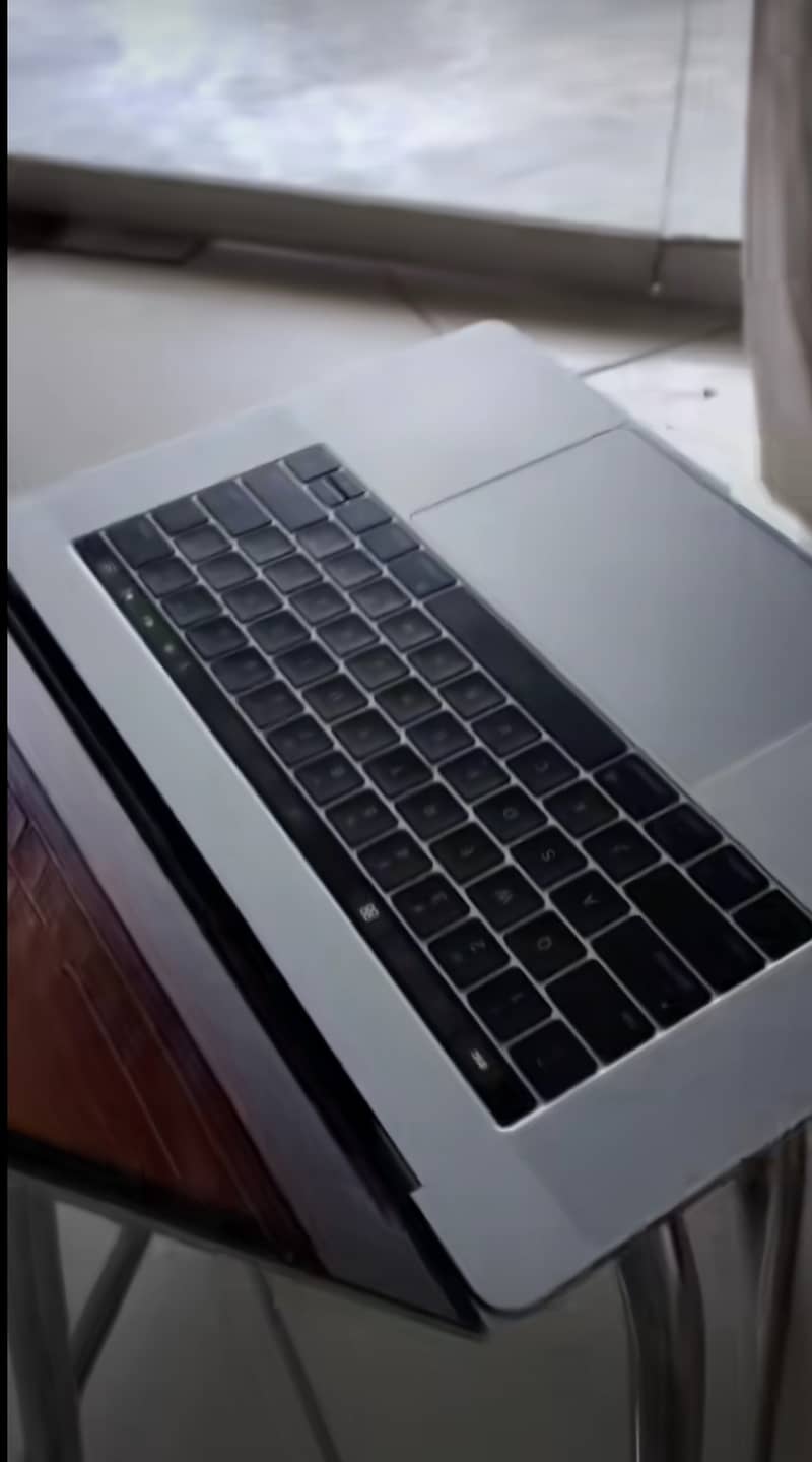 MacBook Pro 0