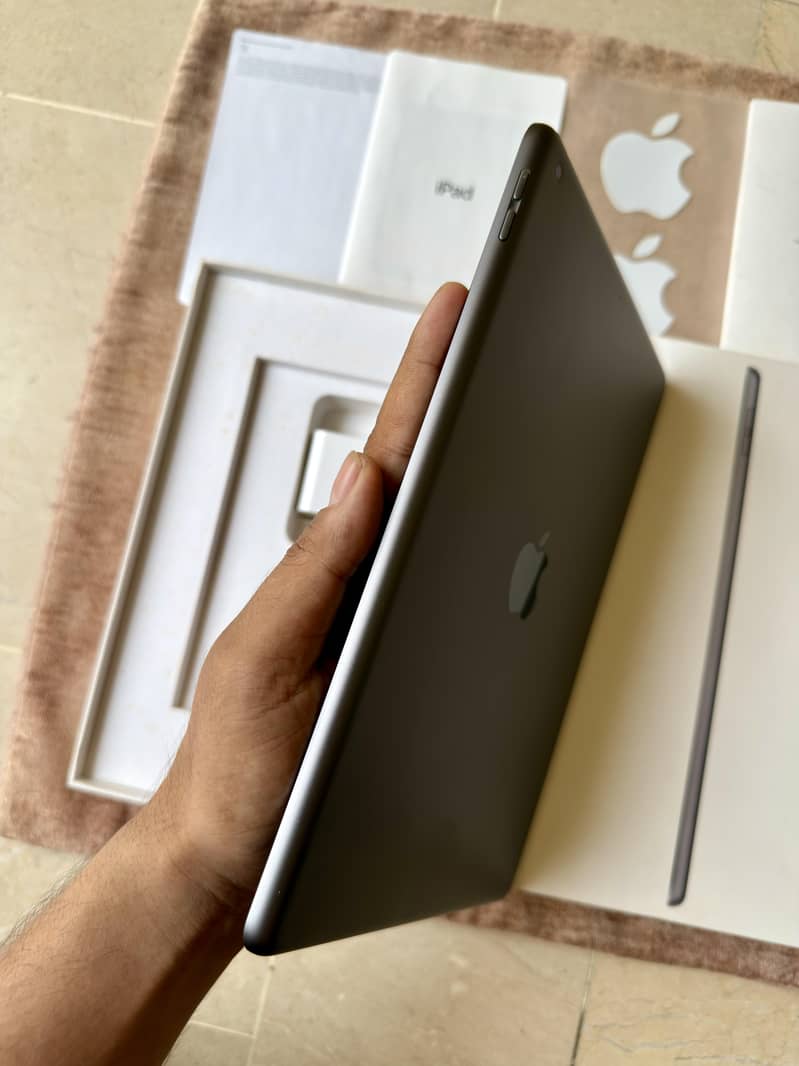 iPad 9th Gen Complete Box 3