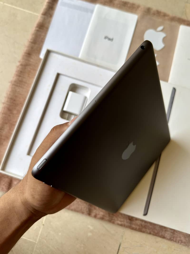 iPad 9th Gen Complete Box 4