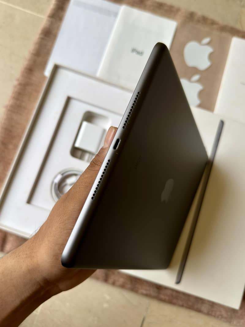 iPad 9th Gen Complete Box 5