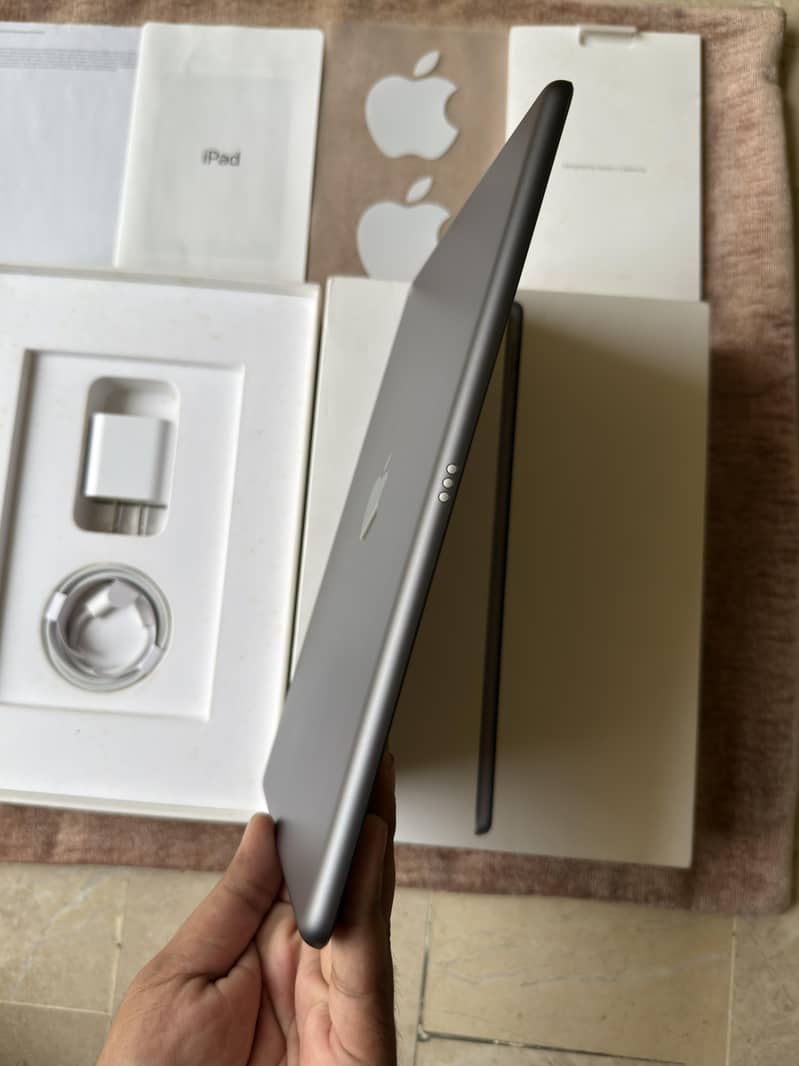 iPad 9th Gen Complete Box 6