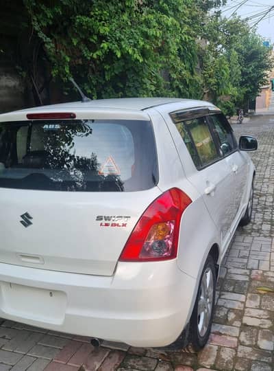 Suzuki Swift 2017 DLX (Immaculate condition)