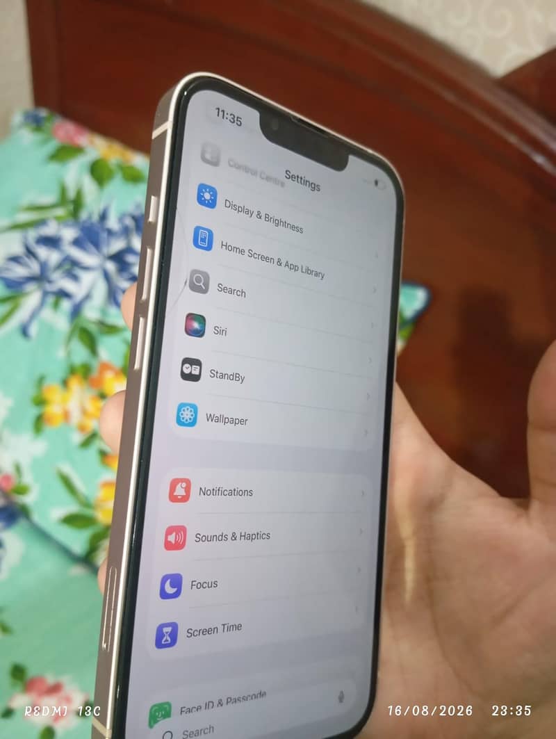 Apple iPhone 13 4