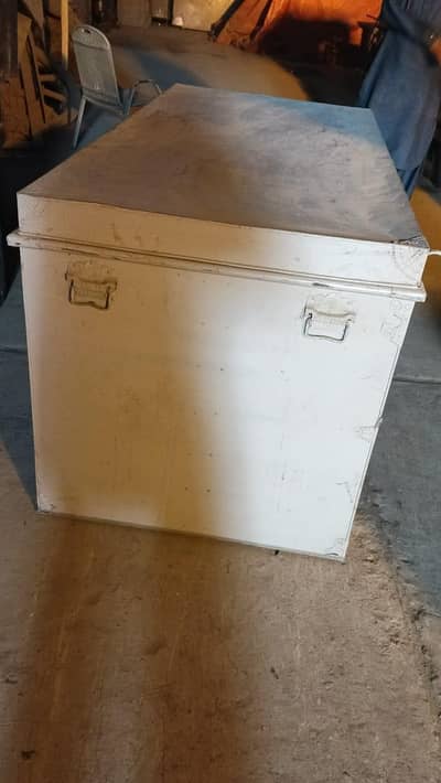 Steel boxes large. quantity=8