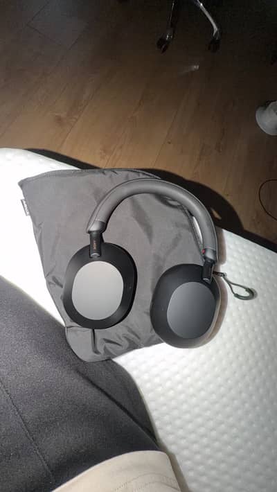 New sony wh1000xm5 like new 2 times worn