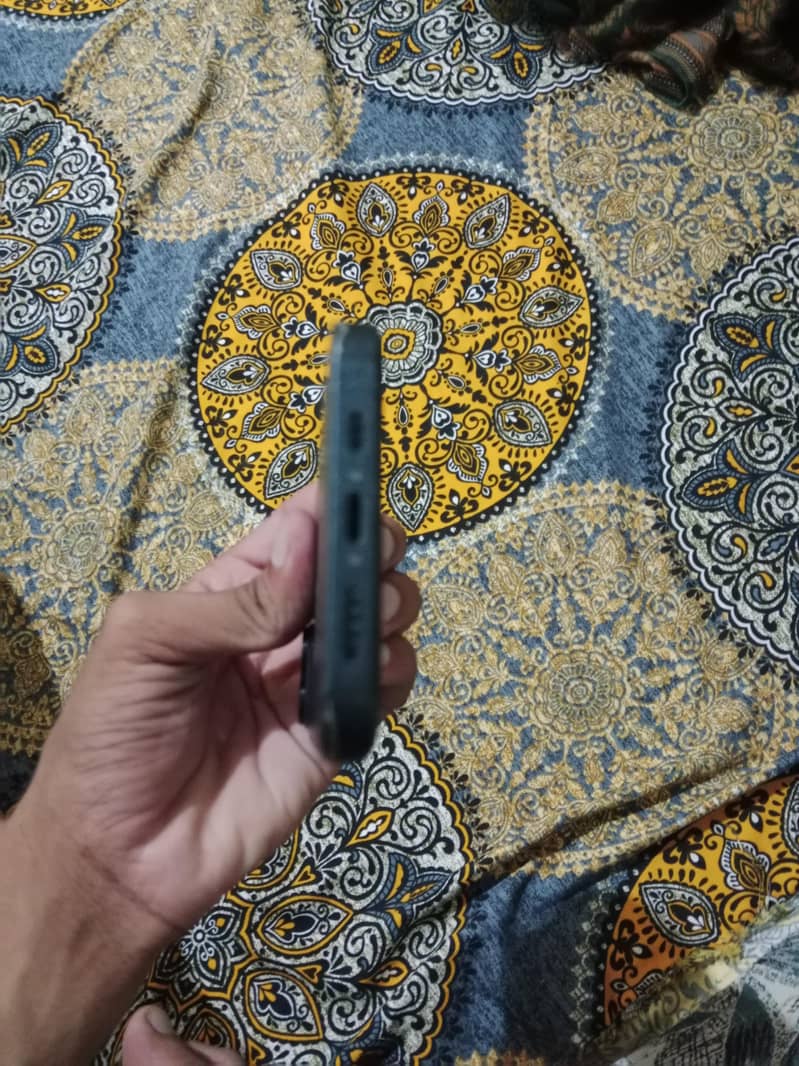 Apple iPhone 13 2