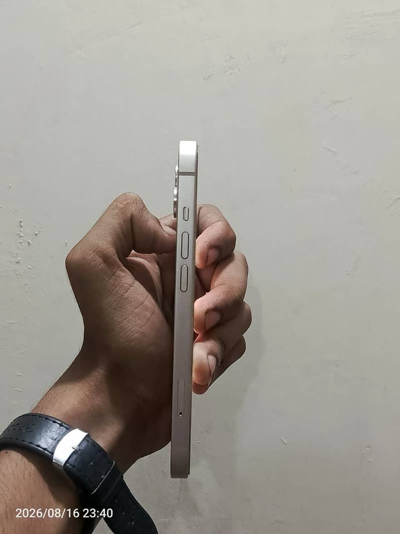 Apple iPhone 13 5