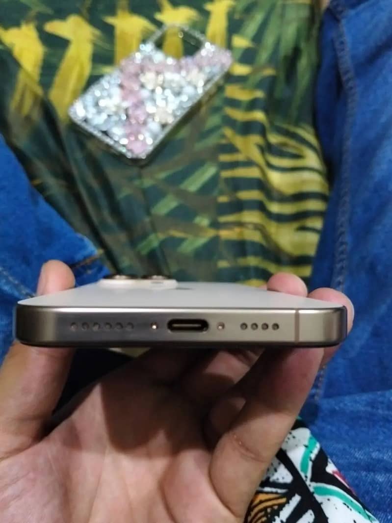 Apple iPhone 16 Pro Max 2