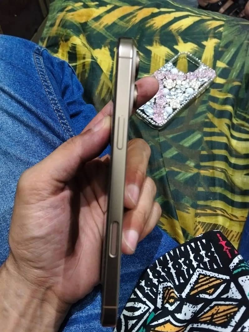Apple iPhone 16 Pro Max 4