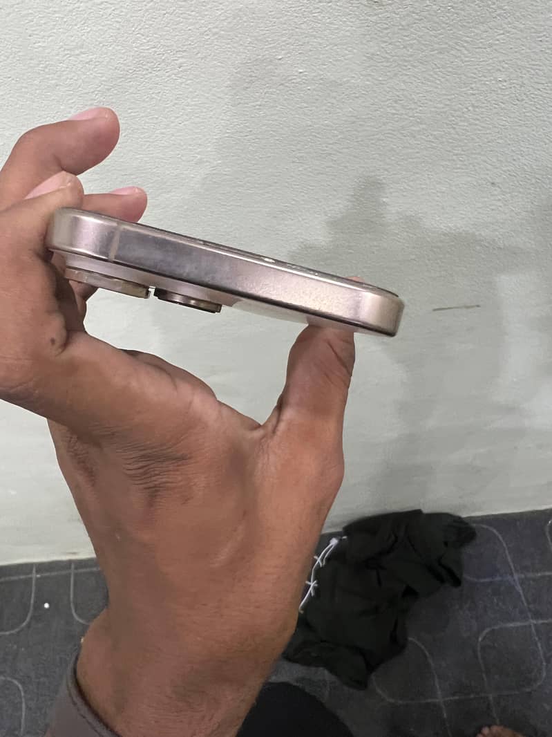 Apple iPhone 16 Pro Max 4