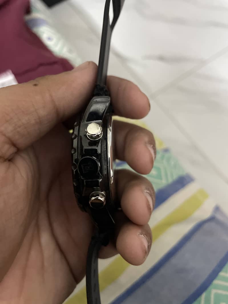 Men watch 2
