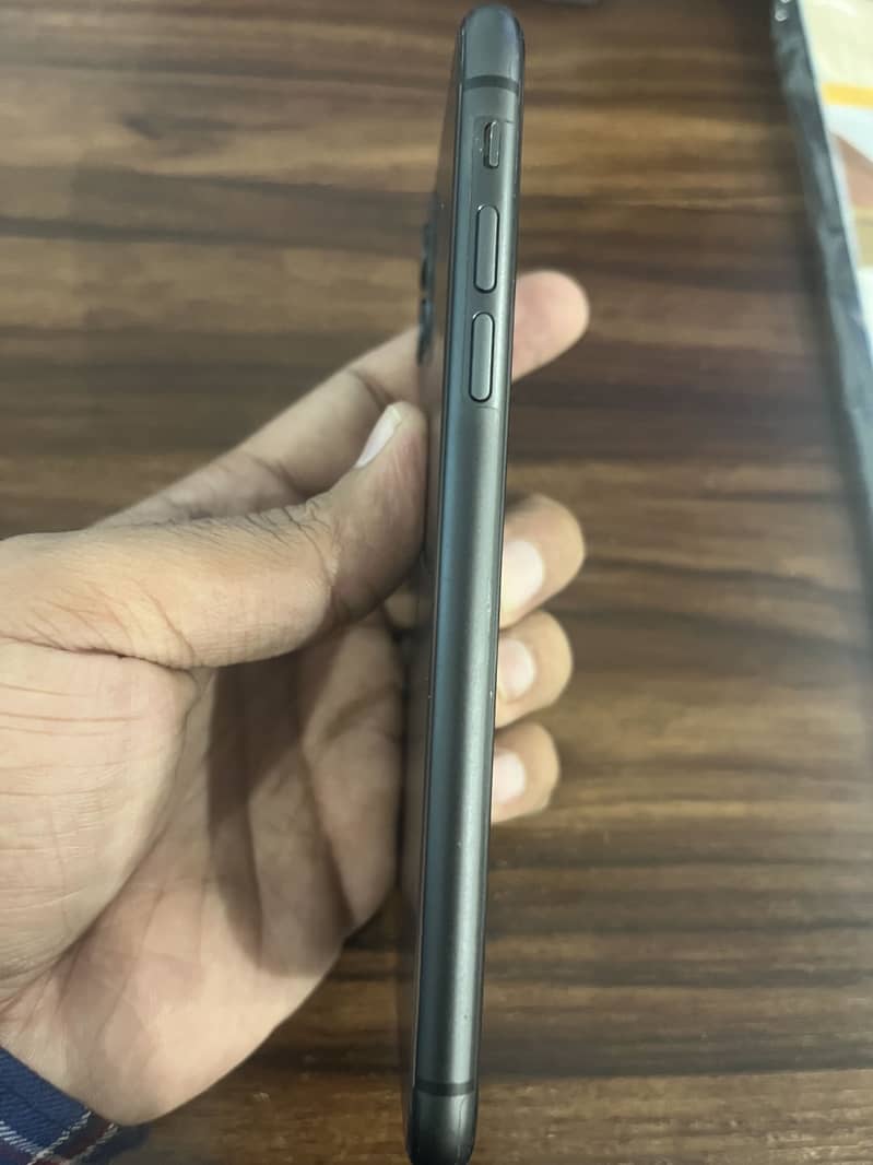Apple iPhone 11 4