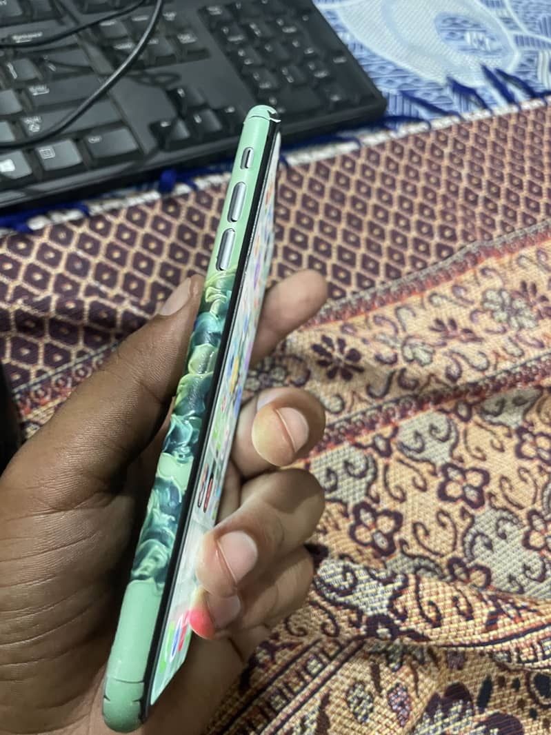 iPhone 11 3