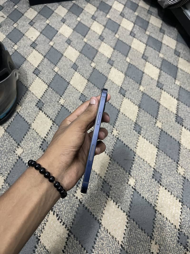 Apple iPhone 12 4
