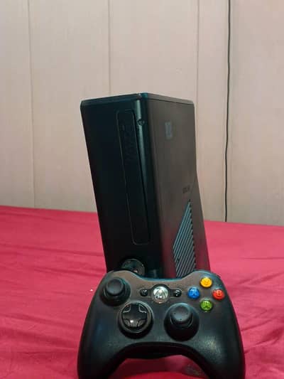 Xbox 360 Slim Edition with 2 controllers and 320 GB Hard Drive