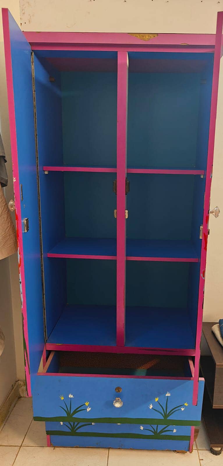 Almari good condition 1