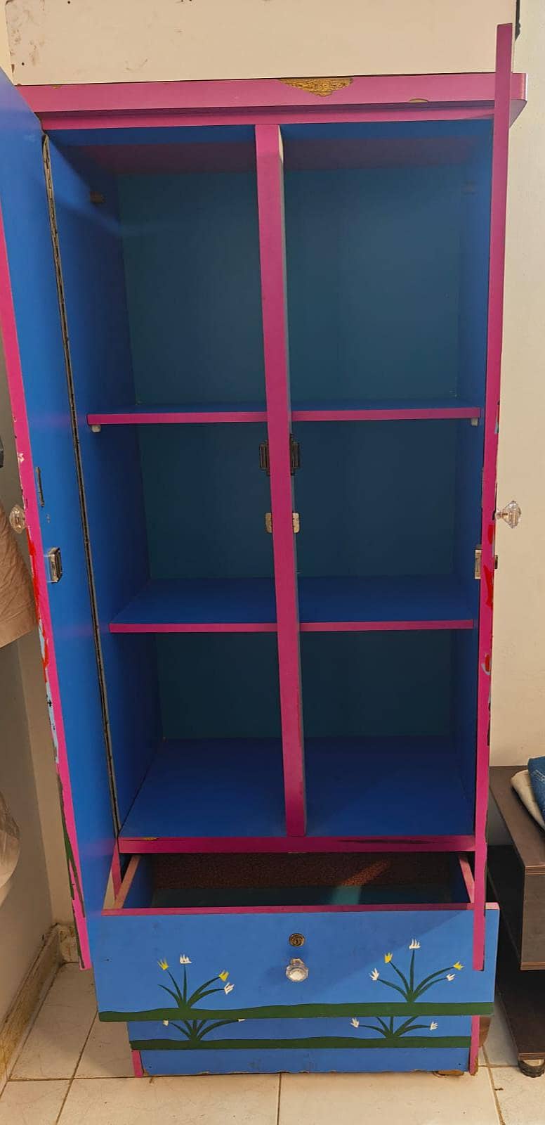 Almari good condition 2