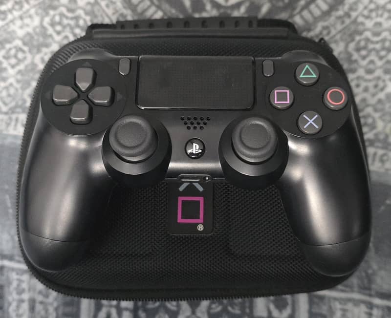 Playstation 4 Gen 2 Controller with Case 0