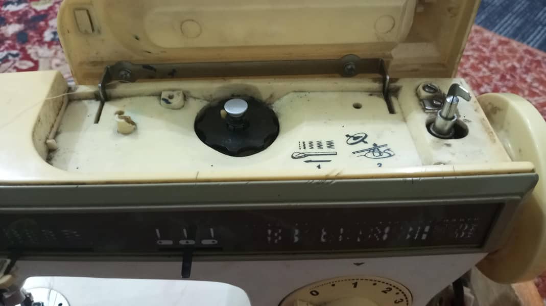 SINGER SEWING MACHINE 1