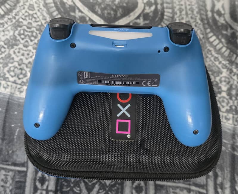 Playstation 4 Gen 2 Controller with Case 1