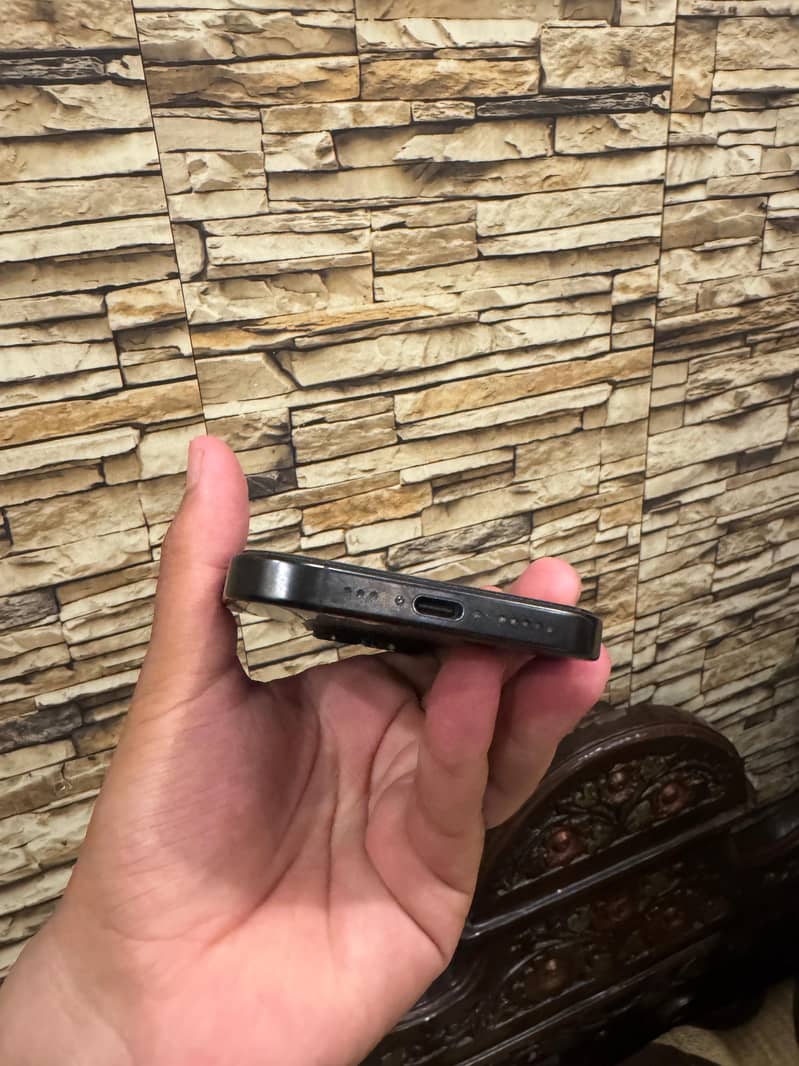 Apple iPhone 16 Pro 2