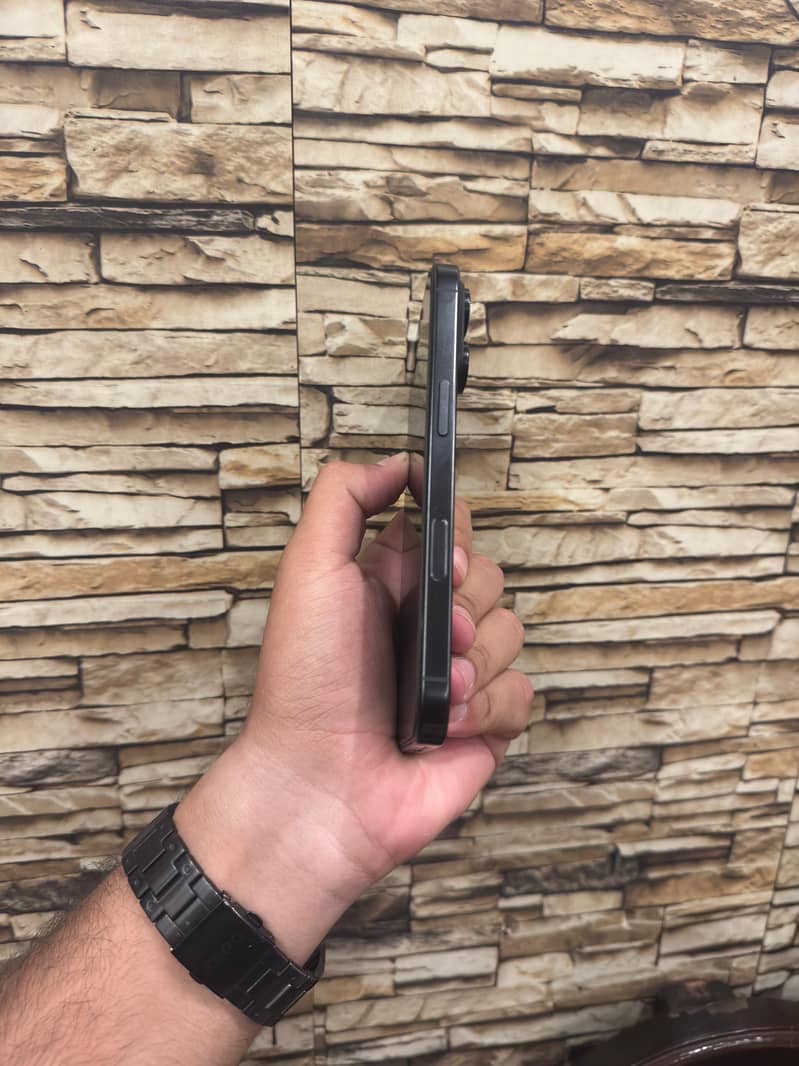 Apple iPhone 16 Pro 3