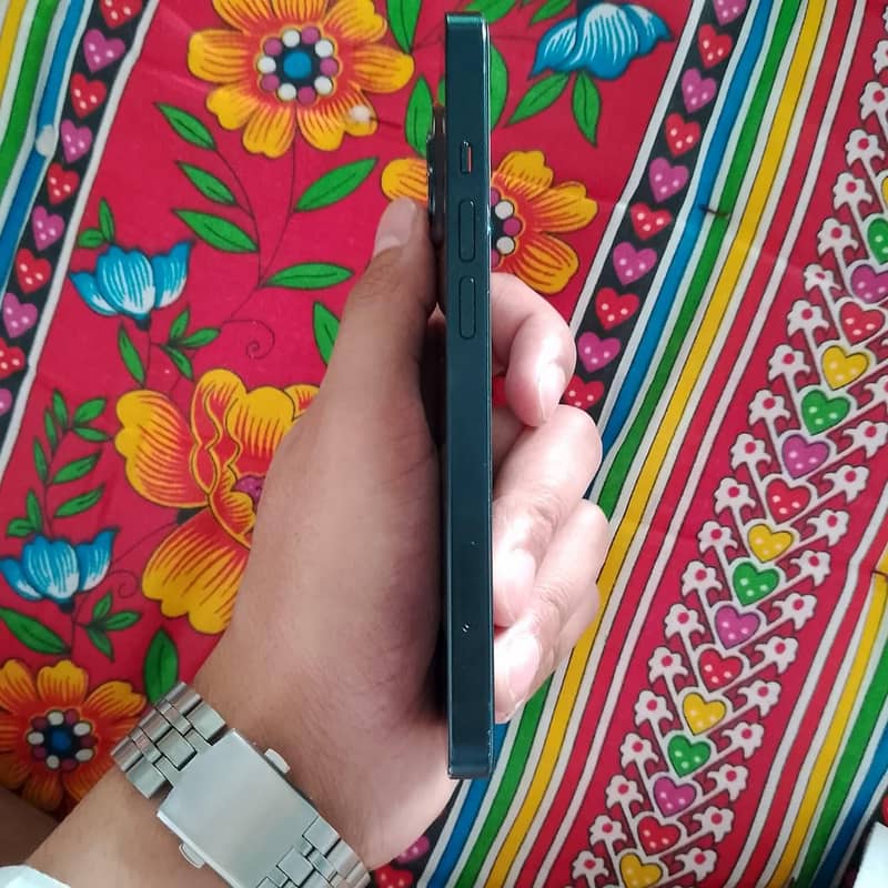 Apple iPhone 13 2