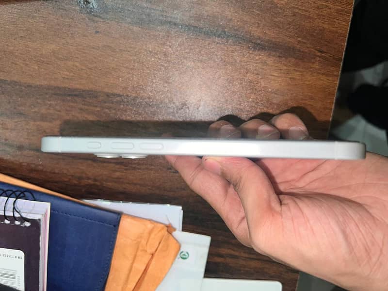 Apple iPhone 16 Plus 2