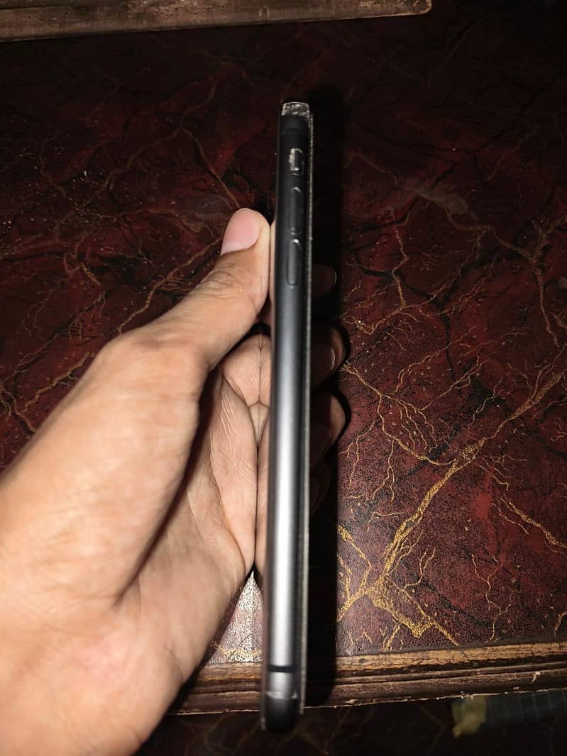 Apple iPhone 11 4