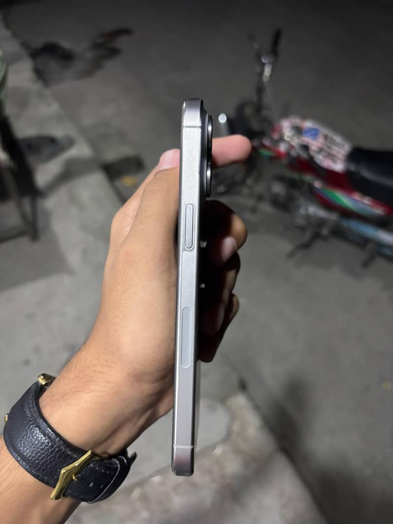 Apple iPhone 15 Pro Max 4