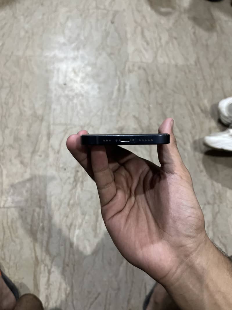 Apple iPhone 12 4