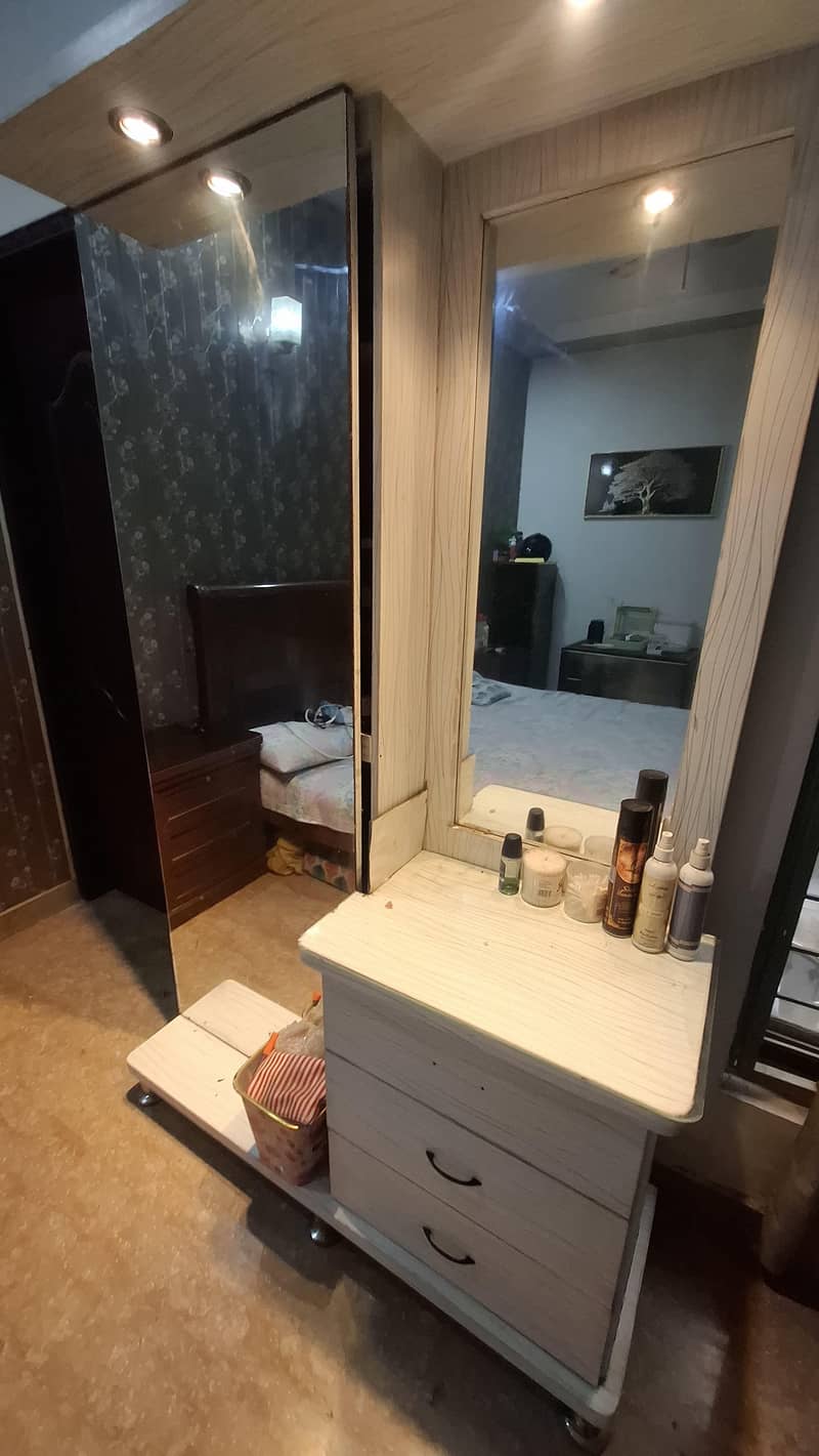 Makeup table with dual mirrors 1