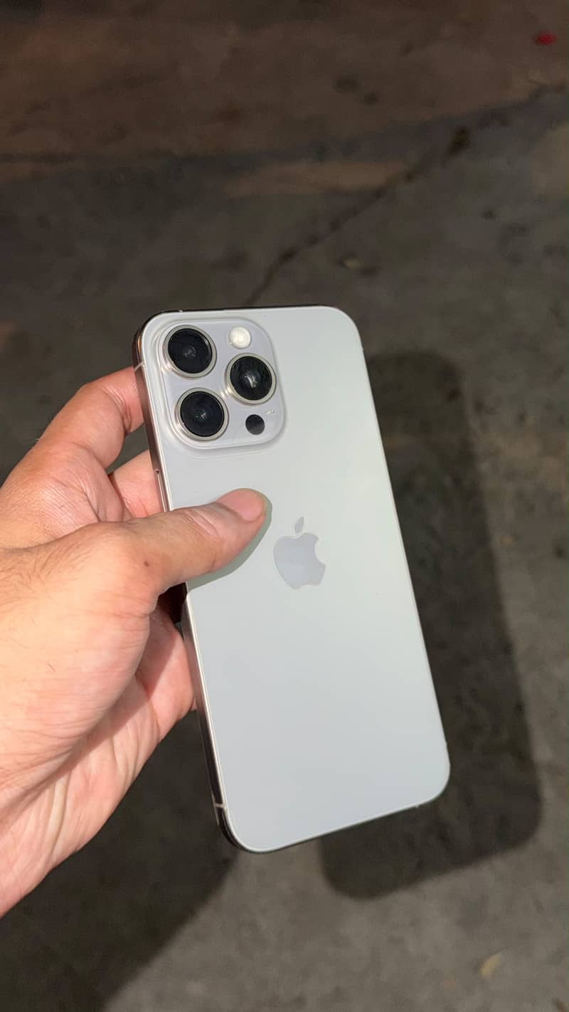 Apple iPhone 15 Pro Max 4
