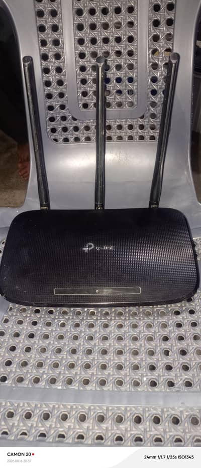 Tp-Link Router & Charger 10℅10 Condition With UniCom & Charger 10℅10