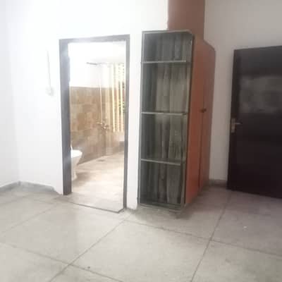 IQBAL TOWN : 10 MARLA UPPER INDEPENDENT PORTION FOR RENT
