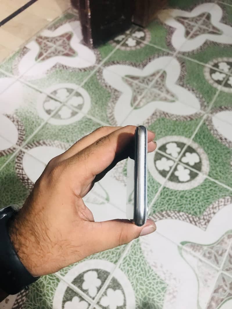 Apple iPhone X 4